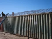 Законодатель Техаса призывает убрать razor wire и контейнеры для грузоперевозок из Игал-Пасса